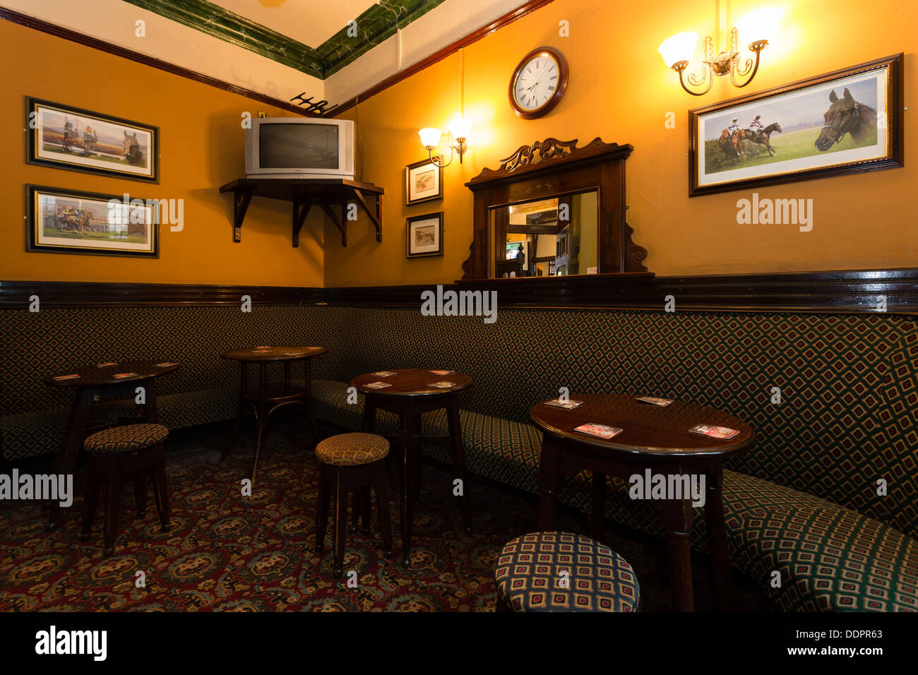 Le Cardigan Arms in Kirkstall Road, Leeds est l'une des pubs du patrimoine désigné du CAMRA. Construite entre 1893-1895. Banque D'Images