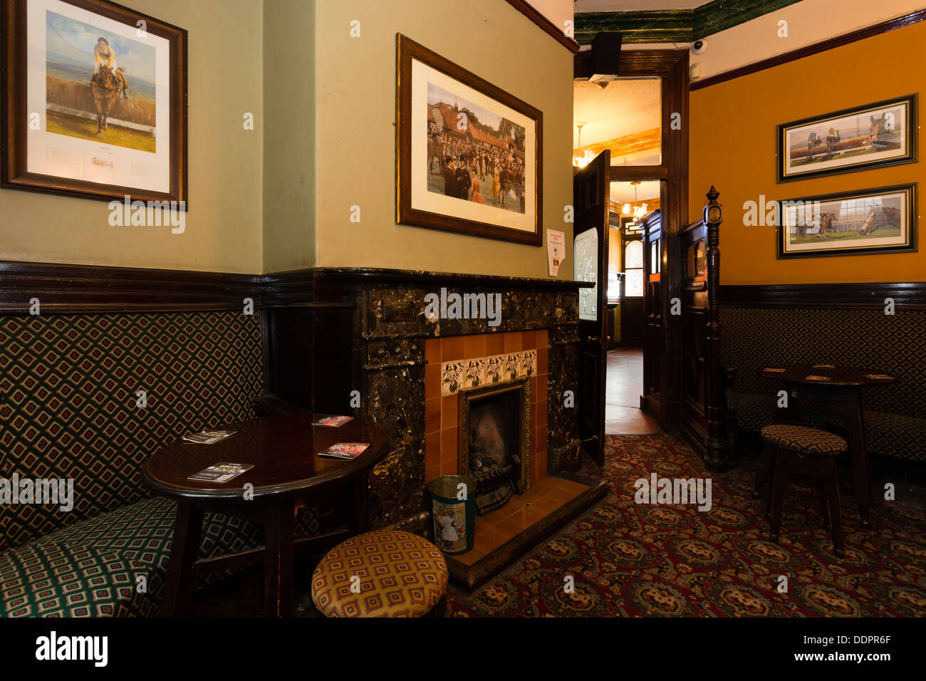 Le Cardigan Arms in Kirkstall Road, Leeds est l'une des pubs du patrimoine désigné du CAMRA. Construite entre 1893-1895. Banque D'Images