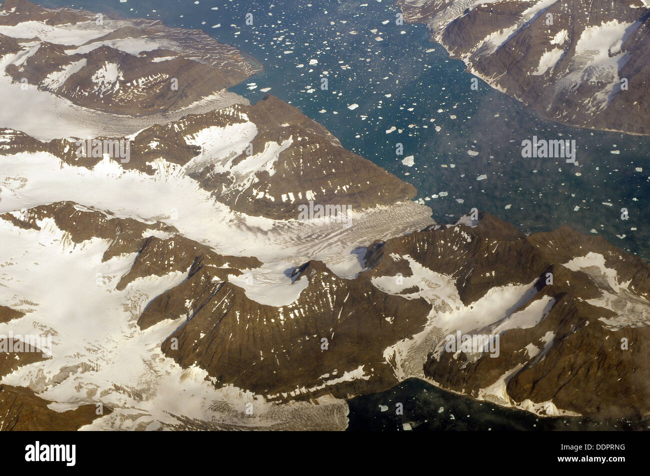 Et les glaciers Fjord sur la côte est du Groenland en photo à partir de 37 000 pieds sur un vol de Londres à San Francisco Banque D'Images