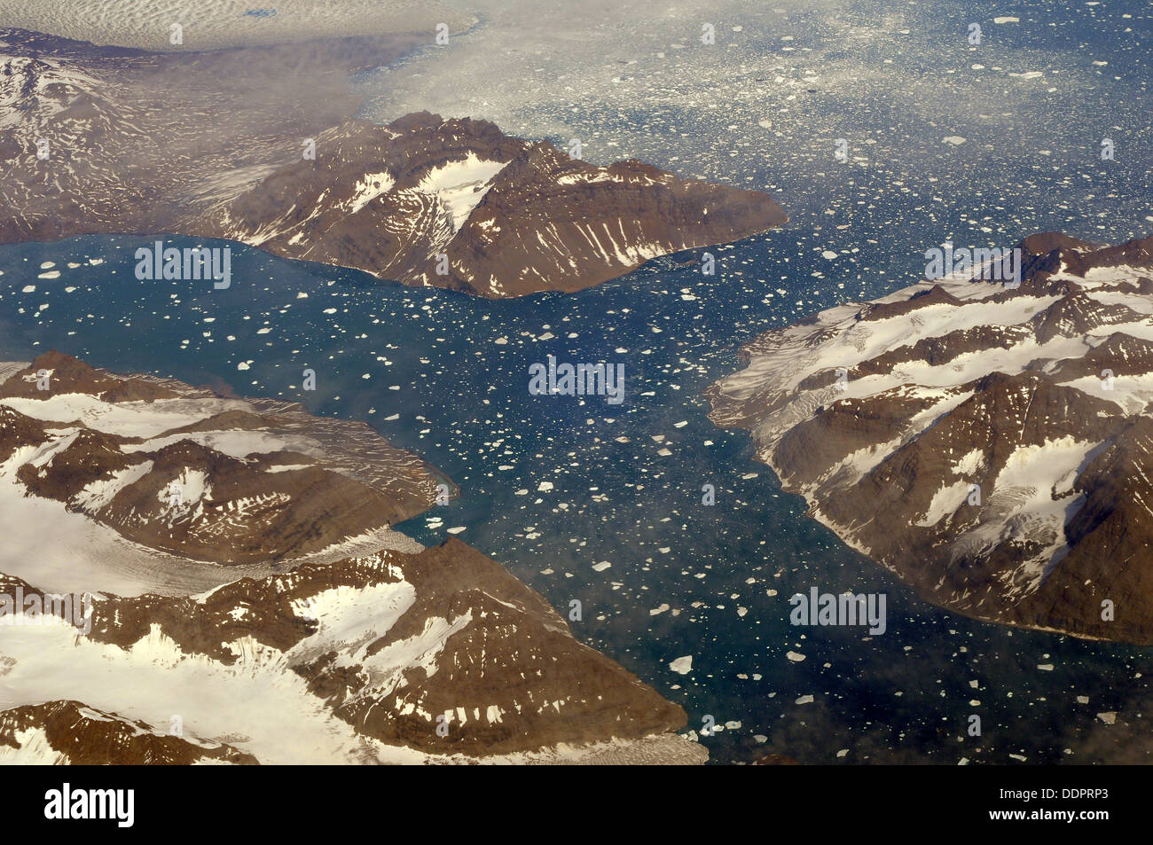 Et les glaciers Fjord sur la côte est du Groenland en photo à partir de 37 000 pieds sur un vol de Londres à San Francisco Banque D'Images