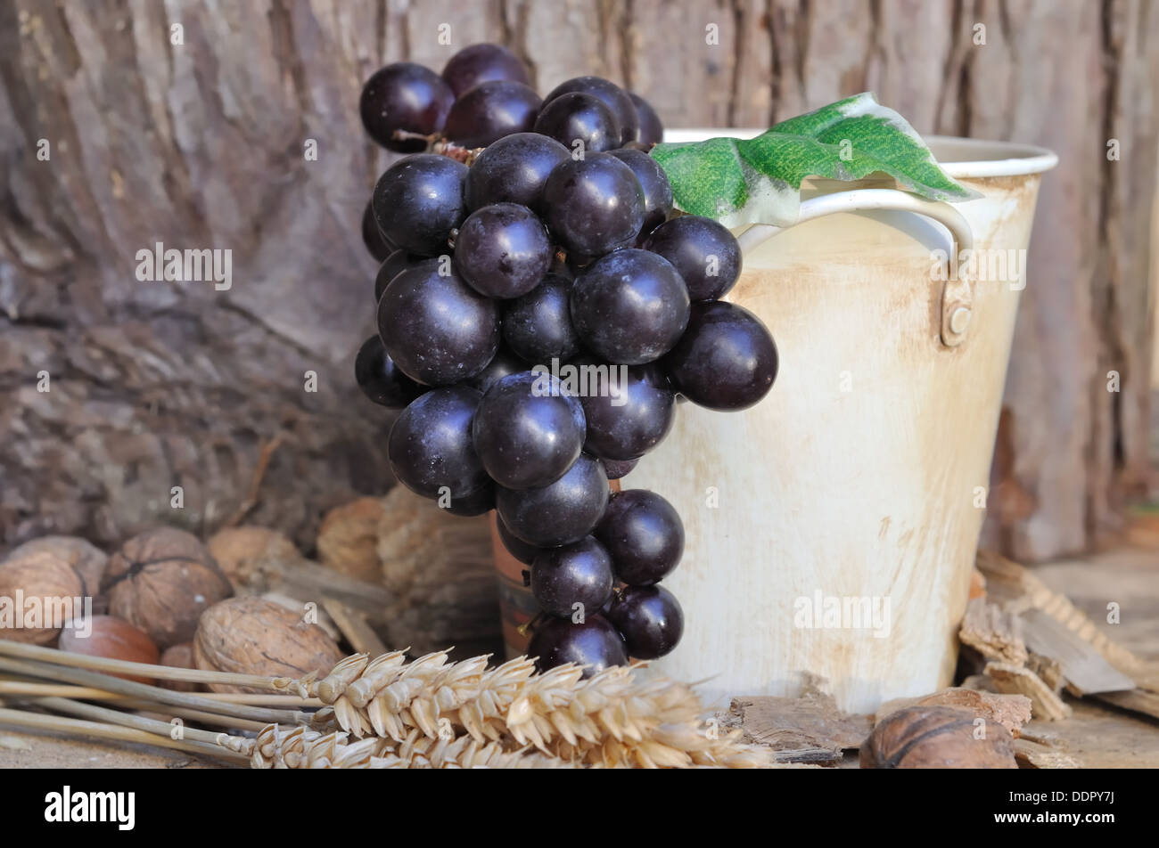 Raisins dans un pot sur fond de bois Banque D'Images