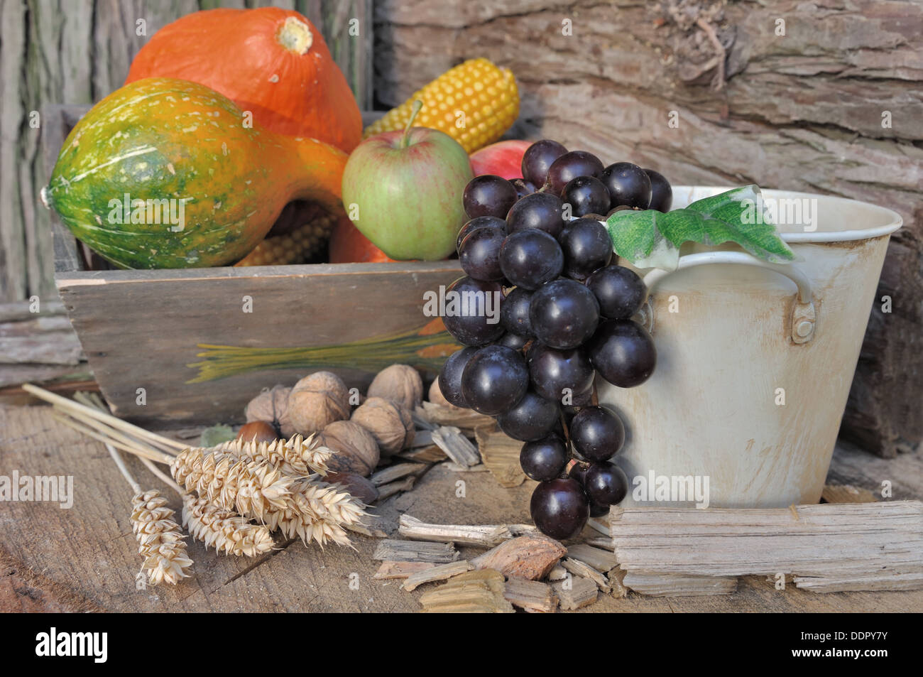 Fruits et légumes d'automne dans un décor de campagne Banque D'Images