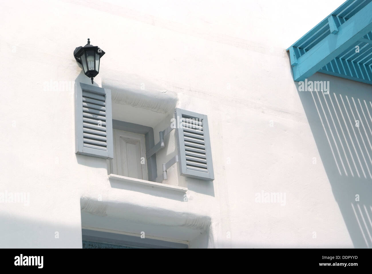 Gris Vintage fenêtre sur le mur blanc Banque D'Images