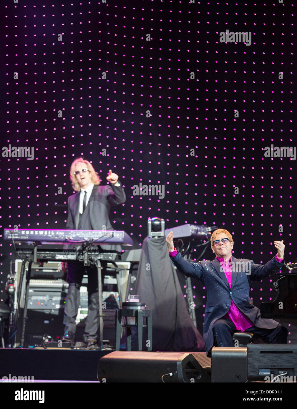 Berlin, Allemagne. Le 05 août, 2013. Sir Elton John joue sur la scène Waldbühne de Berlin, Allemagne, 05 septembre 2013. Musicien britannique John donne cinq concerts en Allemagne au cours de son "Greatest Hits Live Tour 2013". Photo : Florian Schuh/dpa/Alamy Live News Banque D'Images
