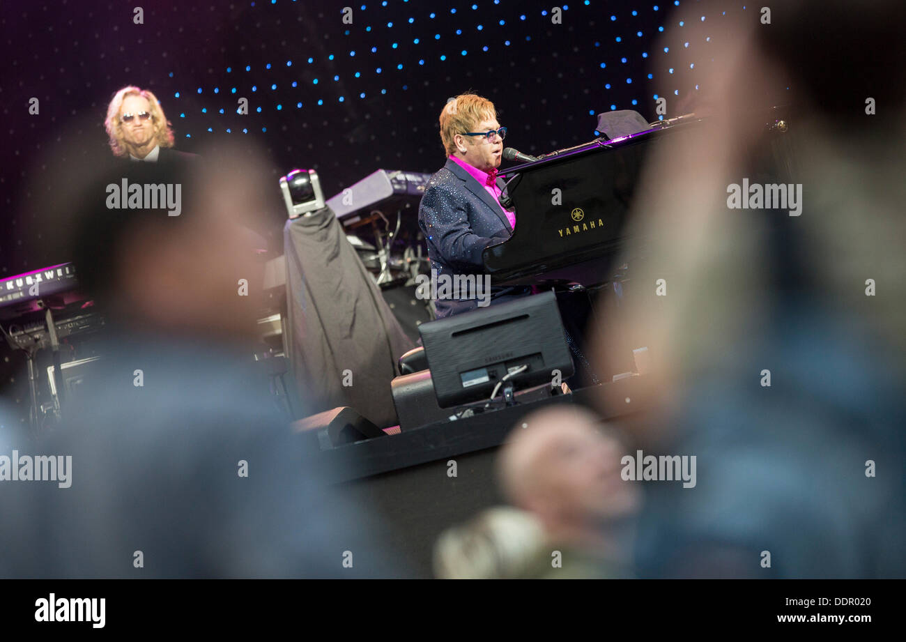 Berlin, Allemagne. Le 05 août, 2013. Sir Elton John joue sur la scène Waldbühne de Berlin, Allemagne, 05 septembre 2013. Musicien britannique John donne cinq concerts en Allemagne au cours de son "Greatest Hits Live Tour 2013". Photo : Florian Schuh/dpa/Alamy Live News Banque D'Images