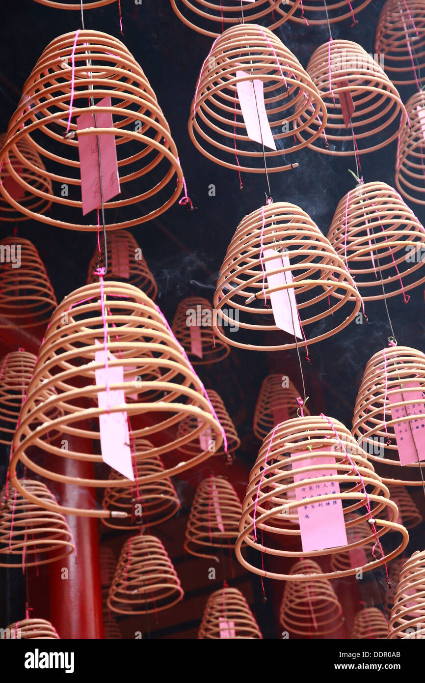 Groupe de joss sticks chinois hang à temple Banque D'Images