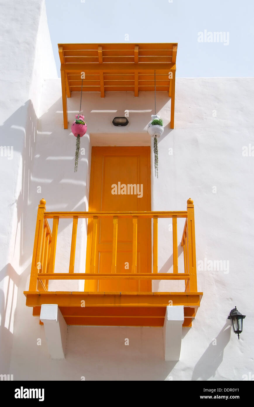 Style grec porte jaune et la terrasse sur le mur blanc Banque D'Images