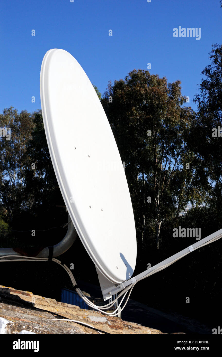 1.3 mètre antenne satellite, Costa del Sol, Andalousie, Espagne, Europe de l'Ouest. Banque D'Images