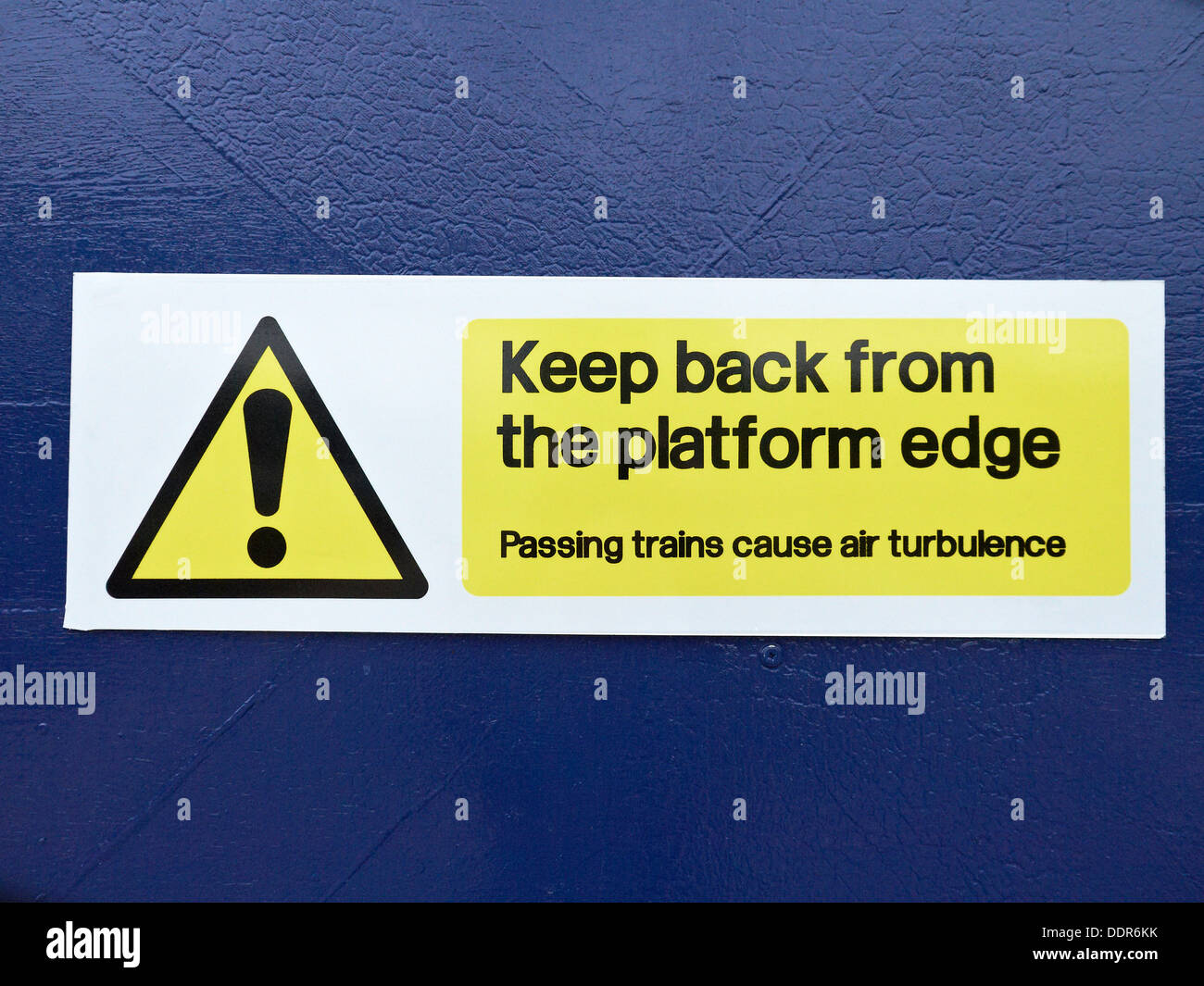 En gardant le dos à partir de la plate-forme edge signe sur gare UK Banque D'Images