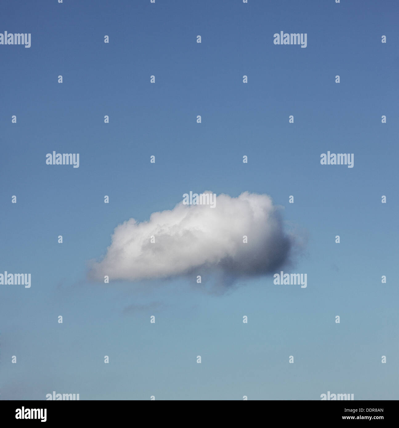 Seul nuage dans un ciel bleu Banque D'Images