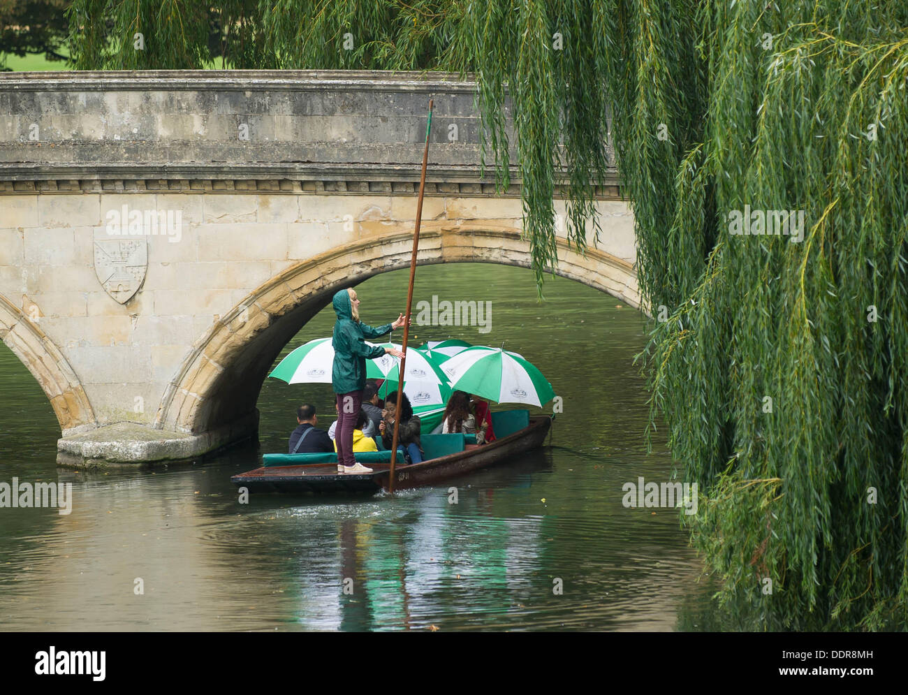 Cambridge, UK. Le 06 août, 2013. L'été a pris fin en pluie atteint de nombreuses régions du Royaume-Uni aujourd'hui, mais cela n'empêche pas les touristes de prendre des excursions en barque sur la rivière Cam à Cambridge Credit : JAMES LINSELL-CLARK/Alamy Live News Banque D'Images