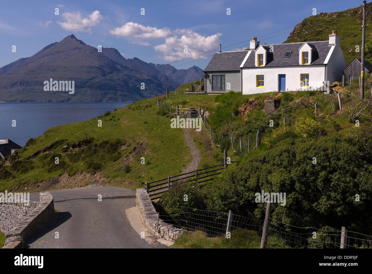 Highland cottage blanc sur la colline avec vue sur la mer de montagnes Cuillin Loch et au-delà, Elgol, Isle of Skye, Scotland, UK Banque D'Images