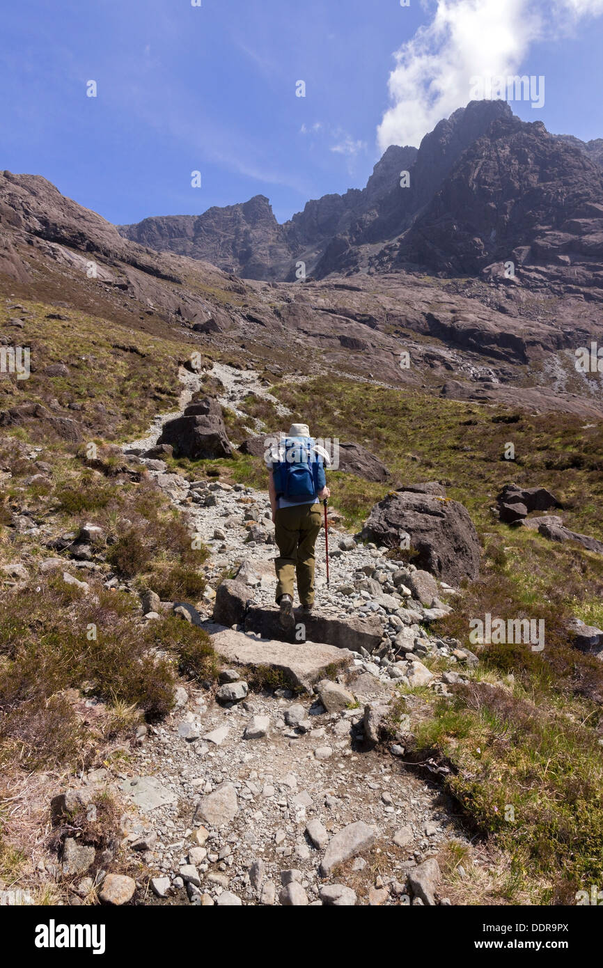 Femme hillwalker sur sentier à Coire Lagan et Sgurr Alasdair dans les montagnes Cuillin noires, Isle of Skye, Scotland, UK Banque D'Images