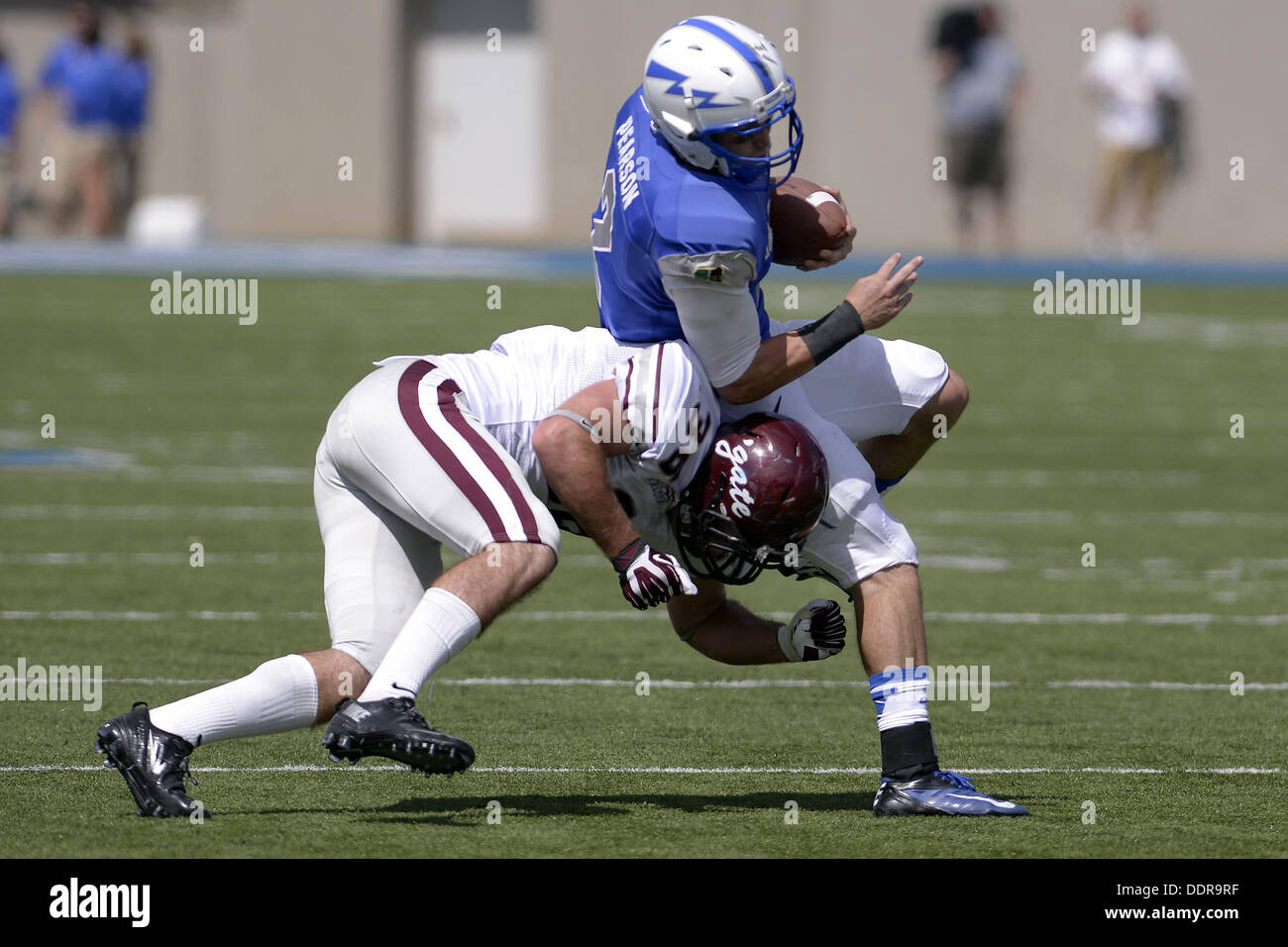 Quarterback Kale Pearson, un junior, est abordé par Colgates Kris Kent comme l'US Air Force Academy a rencontré les Raiders Colgate à fa Banque D'Images