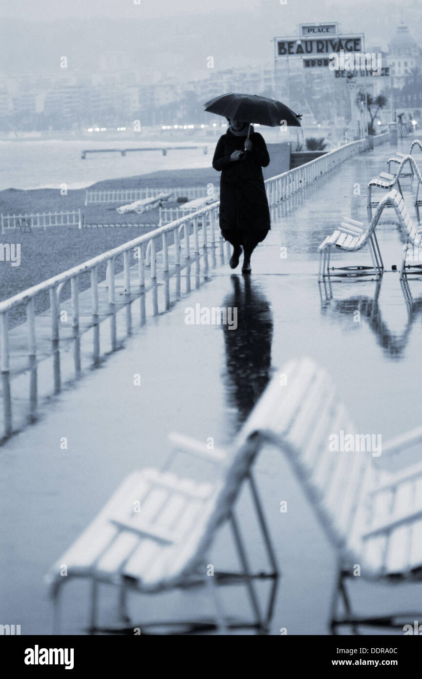 Femme avec parapluie seul à la promenade de jour de pluie. Nice, France  Photo Stock - Alamy
