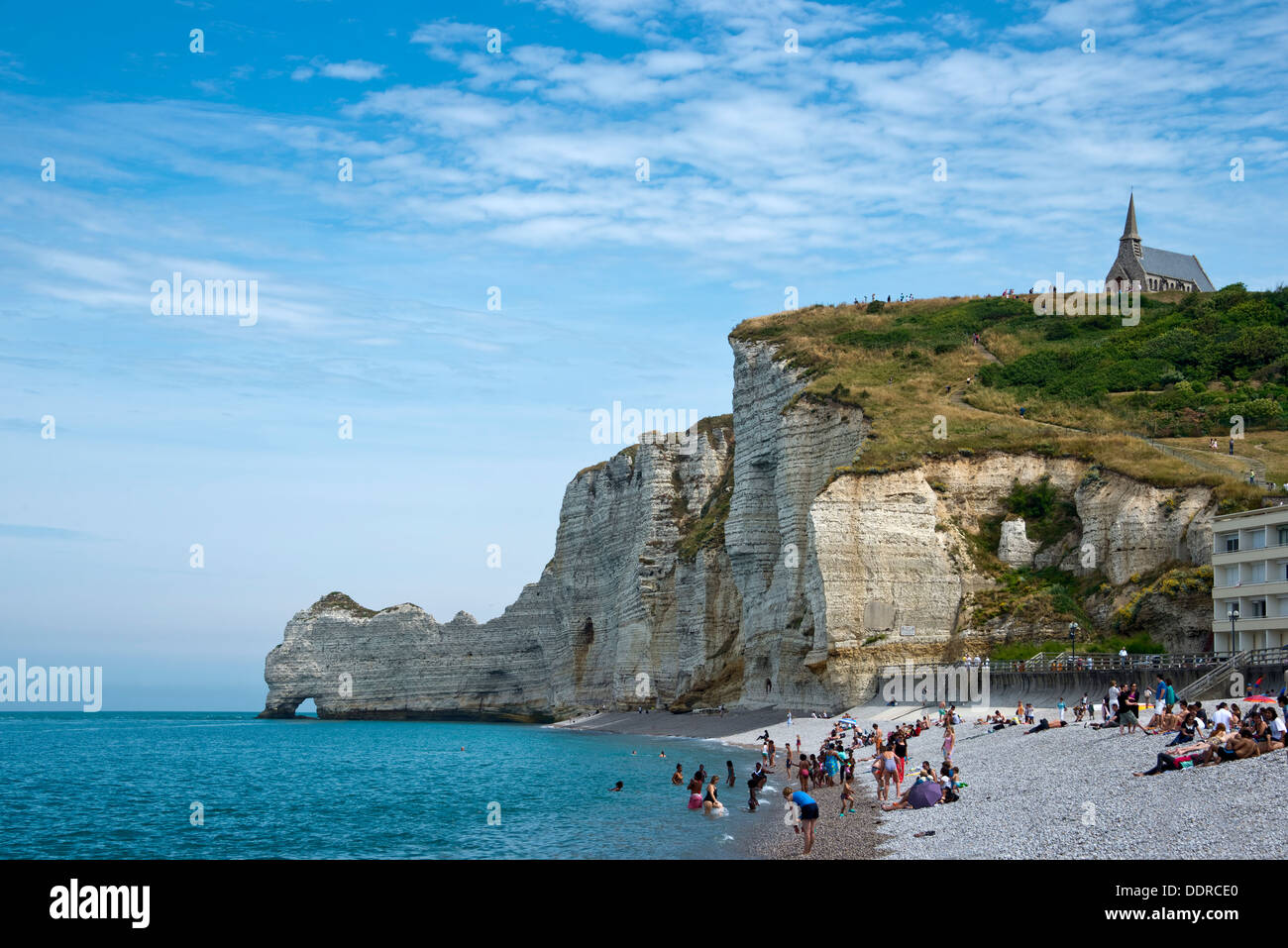 La plage et la falaise d'Etretat en été - Haute-Normandie, France Banque D'Images
