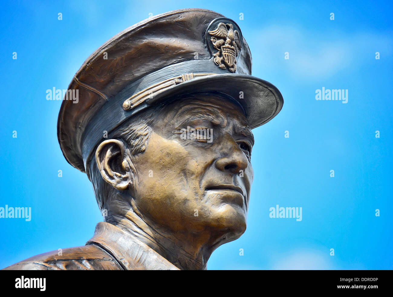 Un 9-pied grand statue de bronze de la SMA de la flotte. Chester Nimitz est dévoilé lors d'une cérémonie d'inauguration de la statue en face du cuirassé Banque D'Images