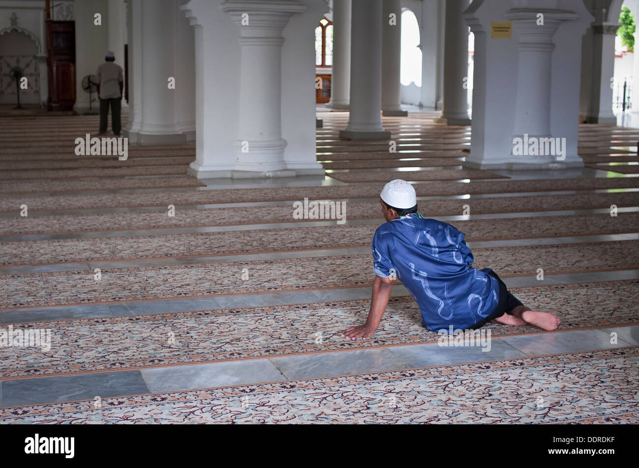 Deux hommes musulmans dans la mosquée de Kapitan Keling, George Town, Penang Banque D'Images