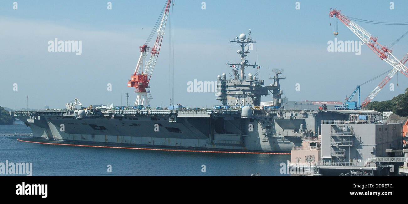 Porte-avions USS George Washington (CVN 73) se trouve à côté de la jetée de Yokosuka, Japon Activités de la flotte. George Washington et son aile, l'air carrier Air Wing 5 (CVW), fournir une force prête au combat qui protège et défend la convention collective inter maritime Banque D'Images