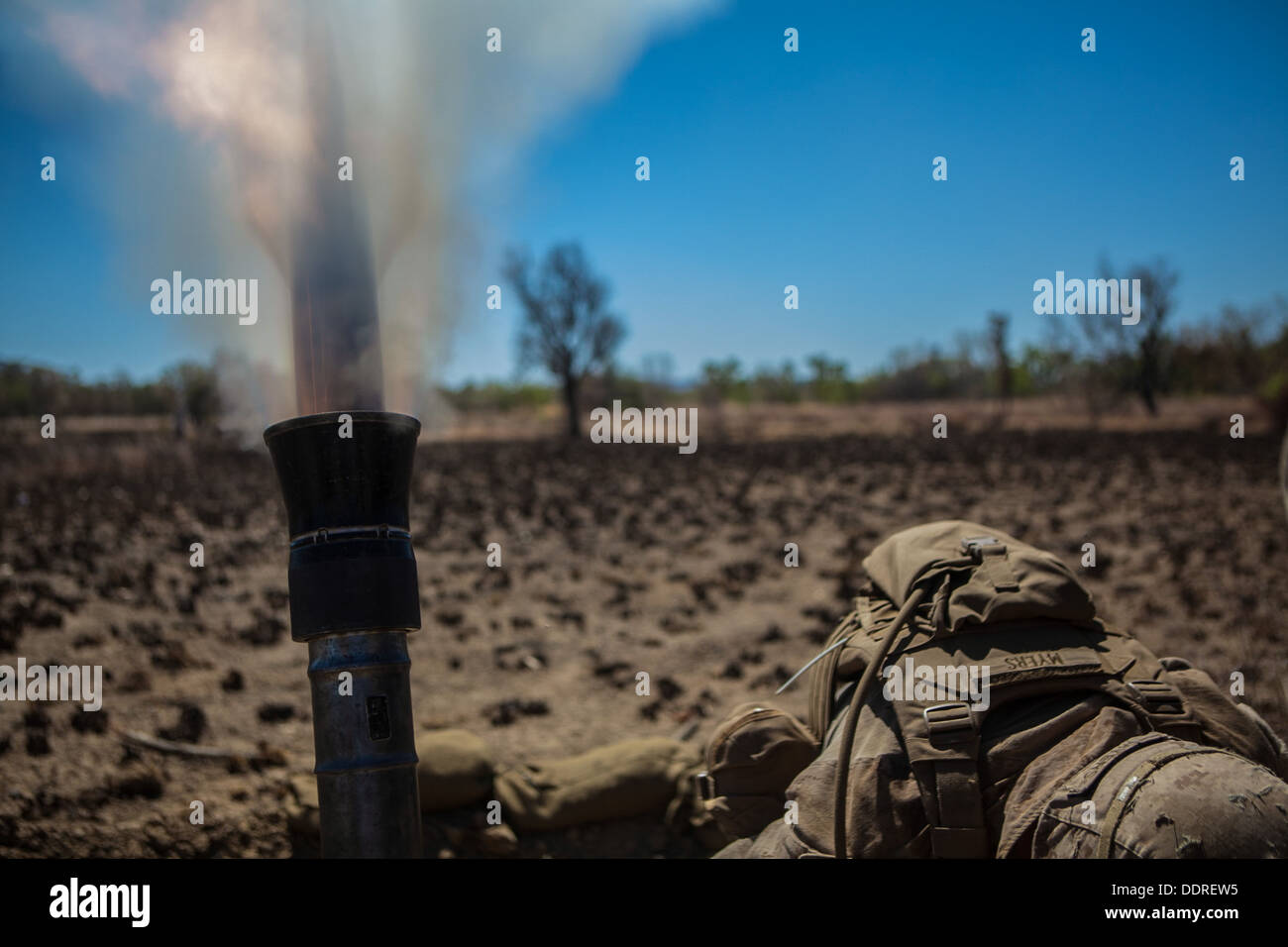 Un bataillon de marine avec l'équipe d'atterrissage 2e Bataillon, 4e Marines, 31e unité expéditionnaire des Marines, se met à couvert comme un mortier de 81 mm Banque D'Images