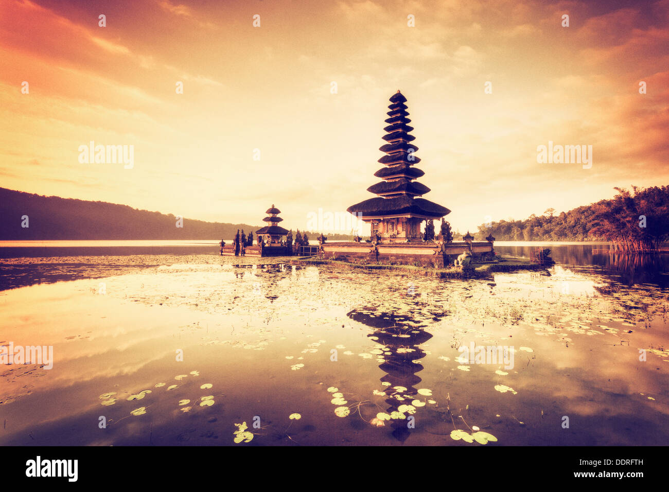 L'INDONÉSIE, Bali, Bedugul, Pura Ulun Danau Bratan Temple sur le lac Bratan Banque D'Images