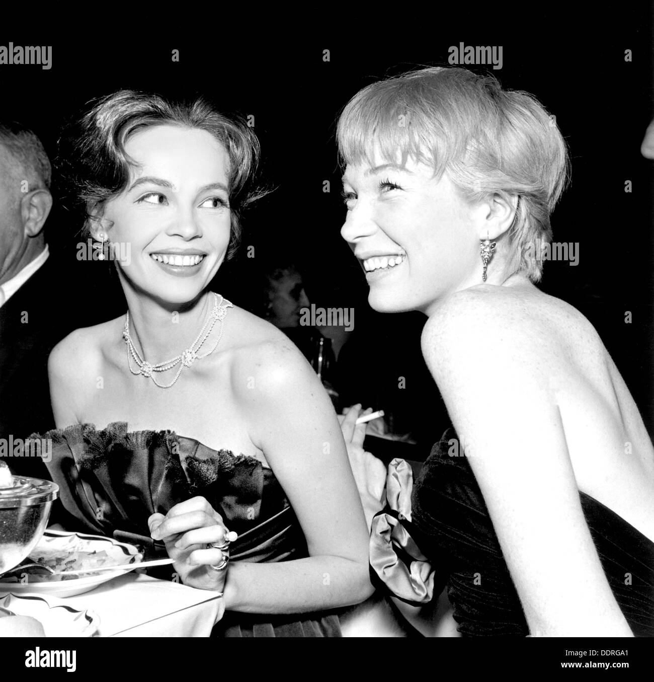 LESLIE CARON à gauche avec Shirley MacLaine sur 1958 Banque D'Images