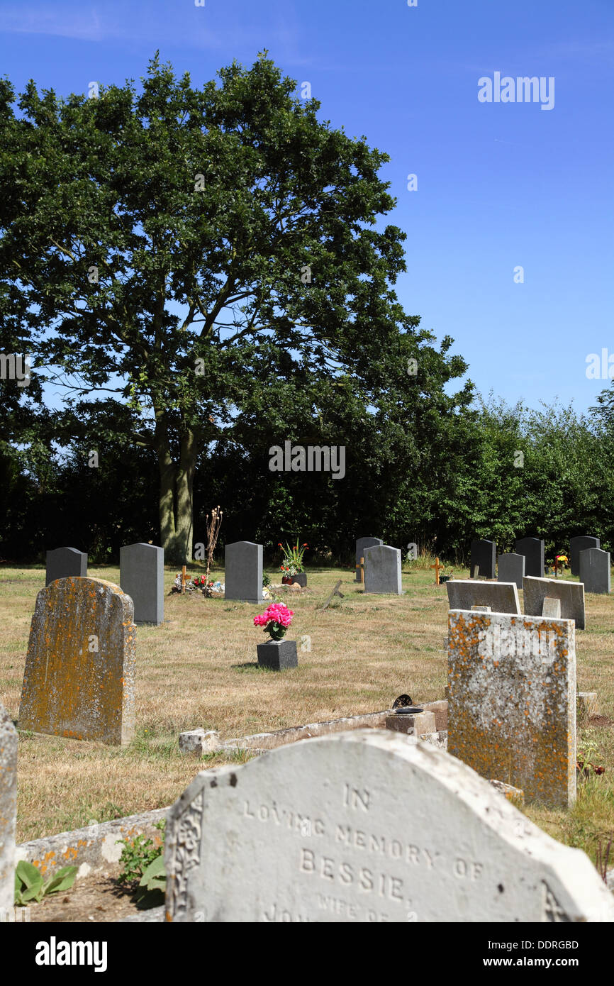 & Cimetière Le cimetière de St Nicholas Church Dilham Norfolk UK Banque D'Images