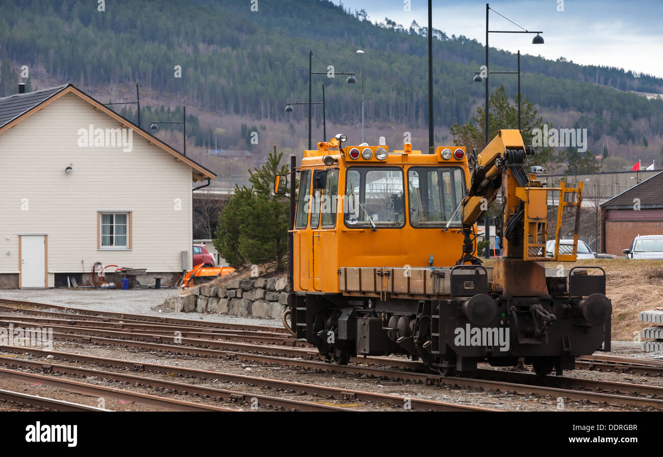 Support moderne jaune motor rail-route se dresse sur le chemin de fer en Norvège Banque D'Images