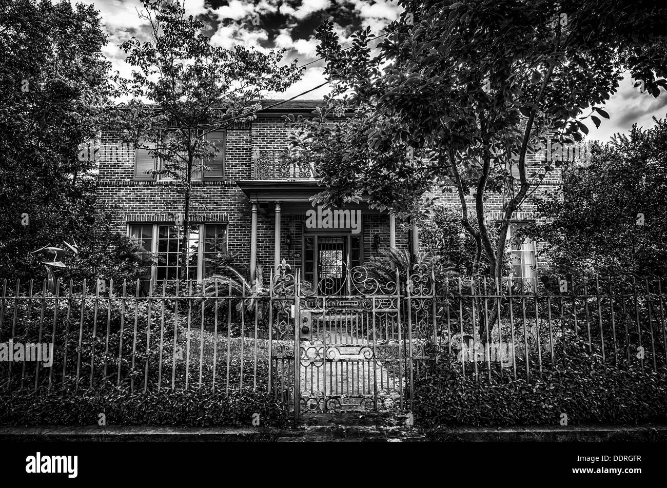 Maison en face de Audubon Park à New Orleans La en noir et blanc Banque D'Images