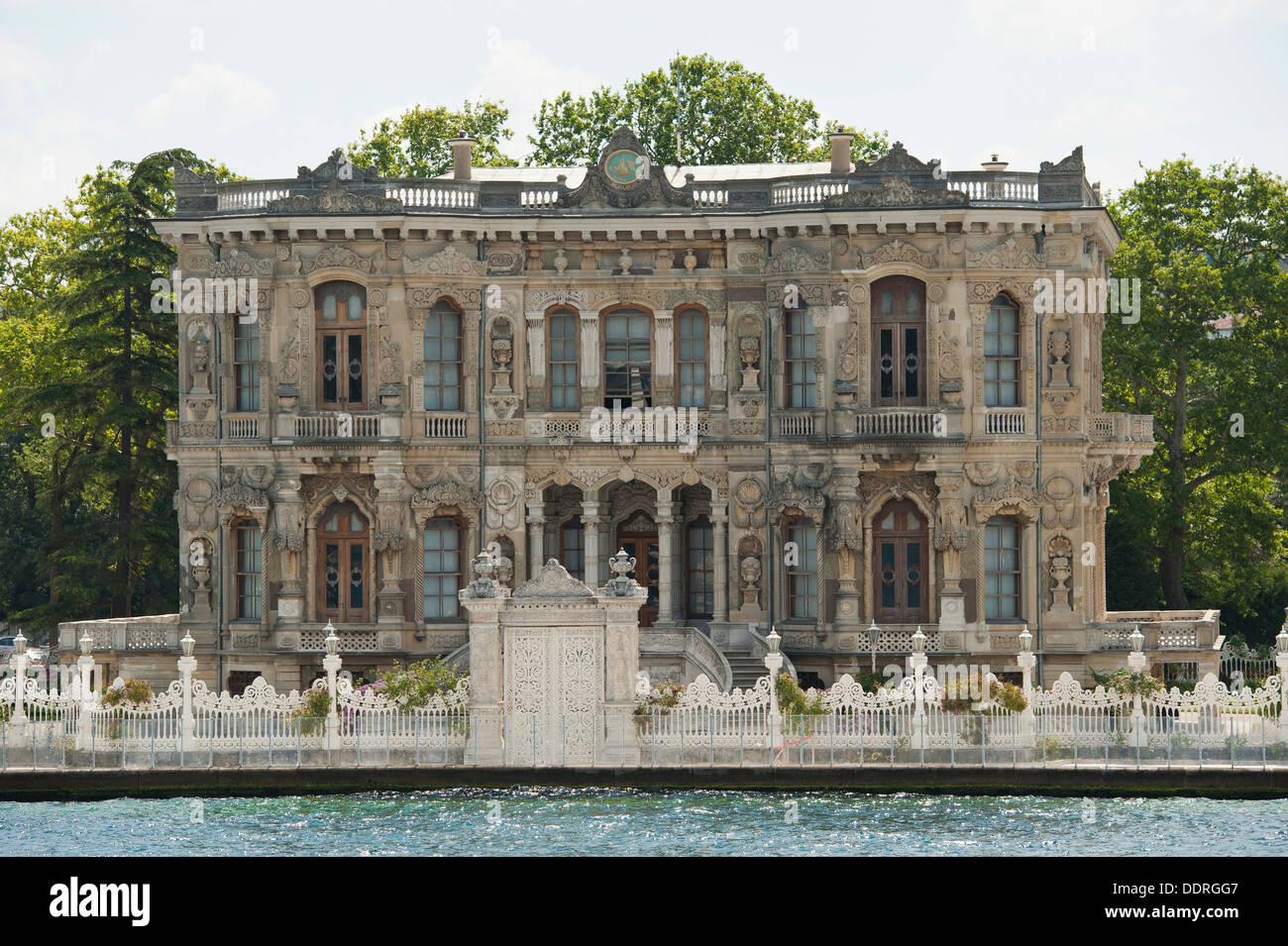 Grande villa de luxe sur le front de l'eau Banque D'Images