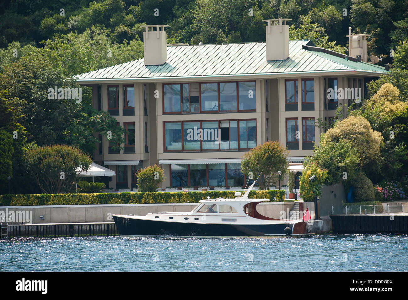 Grande villa de luxe sur le front de l'eau avec motor yacht privé Banque D'Images