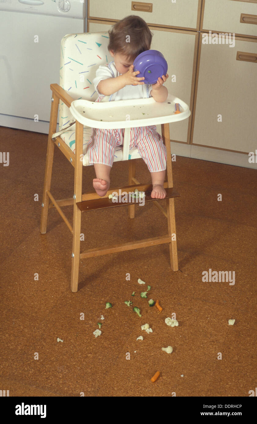 Chaise haute bébé dans l'alimentation sur le plancher de basculement Banque D'Images