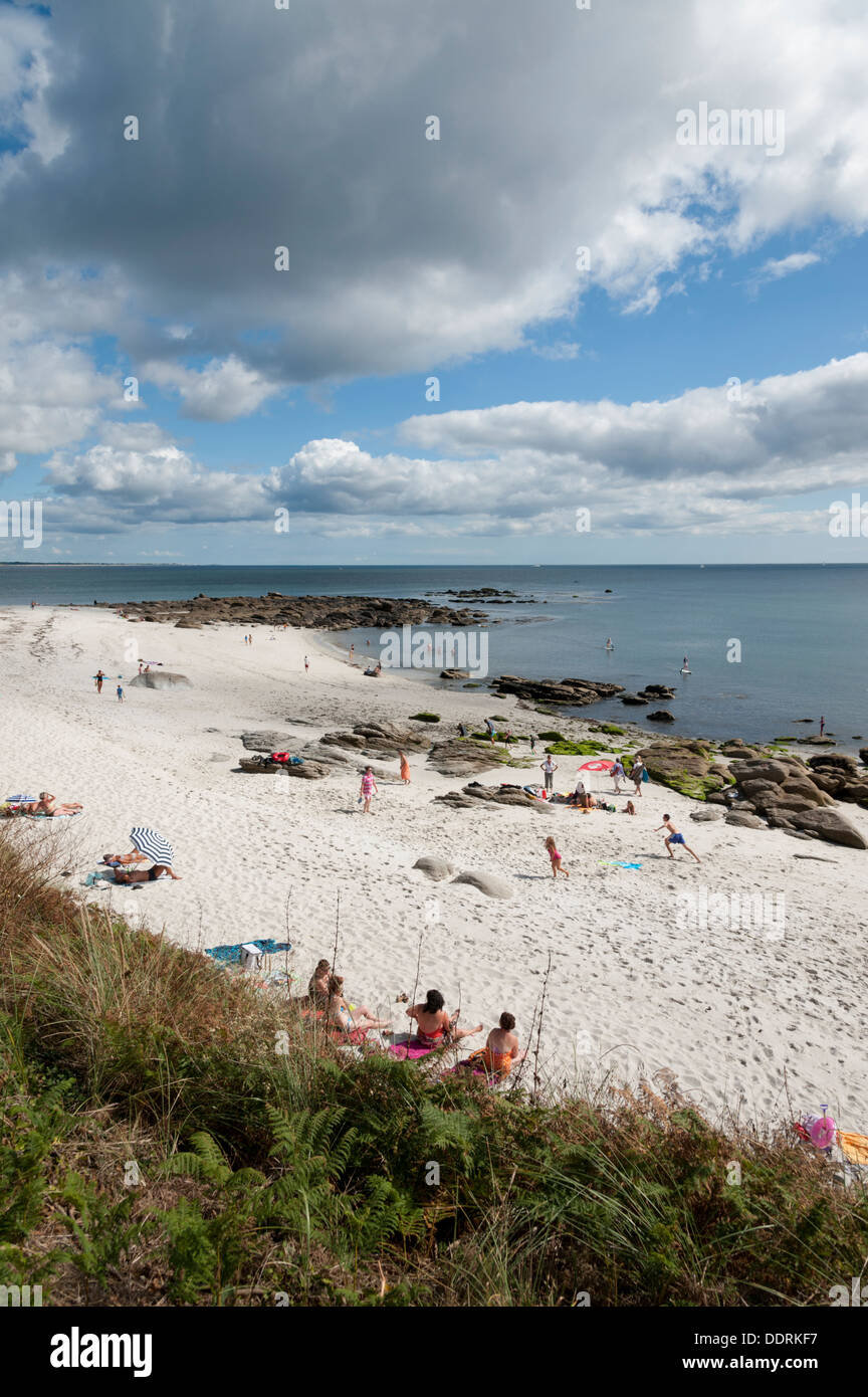 La plage avec des gens de détente à Beg Meil Bretagne France Banque D'Images