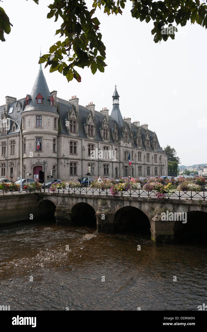 Vue sur la rivière Odet avec un pont et de vieux bâtiments Quimper Bretagne France Banque D'Images