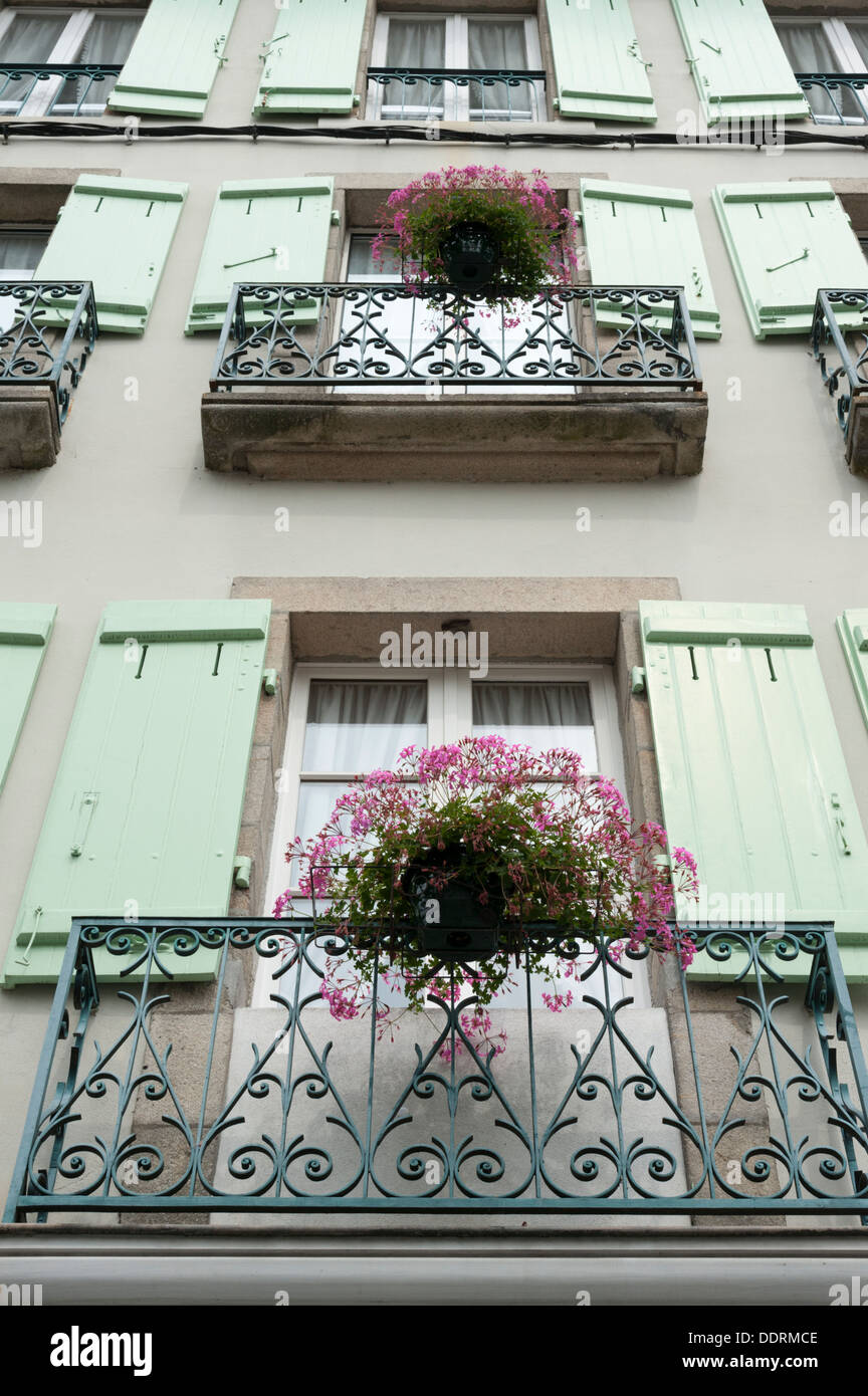 Une jolie couleur pastel vieux bâtiment avec des fenêtres ornées à la Pharmacie de Paris Quimper Bretagne France Banque D'Images