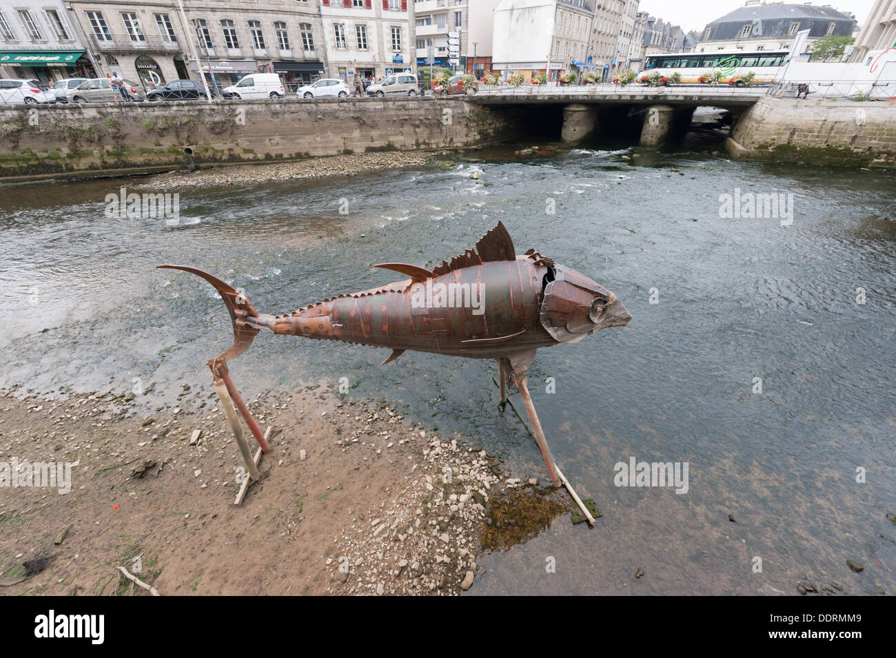 Grand poisson métal sculpture dans la rivière Odet Quimper Bretagne France Banque D'Images