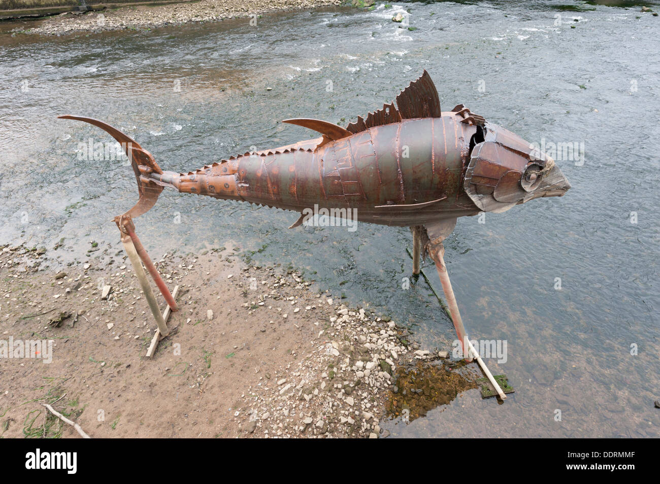 Grand poisson métal sculpture dans la rivière Odet Quimper Bretagne France Banque D'Images