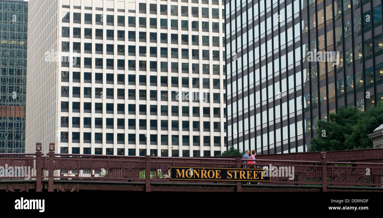 Low angle view of Monroe Street Bridge, Chicago, comté de Cook, Illinois, États-Unis Banque D'Images