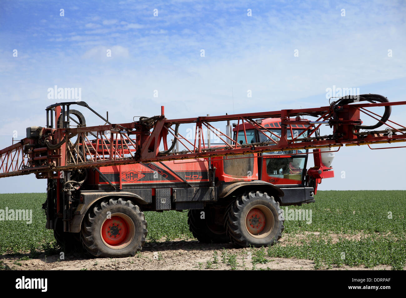 Un SAM (Sands Machines Agricoles) Vision 4.0E Pulvérisateur est de pulvériser une récolte de colza à Norfolk, UK Banque D'Images