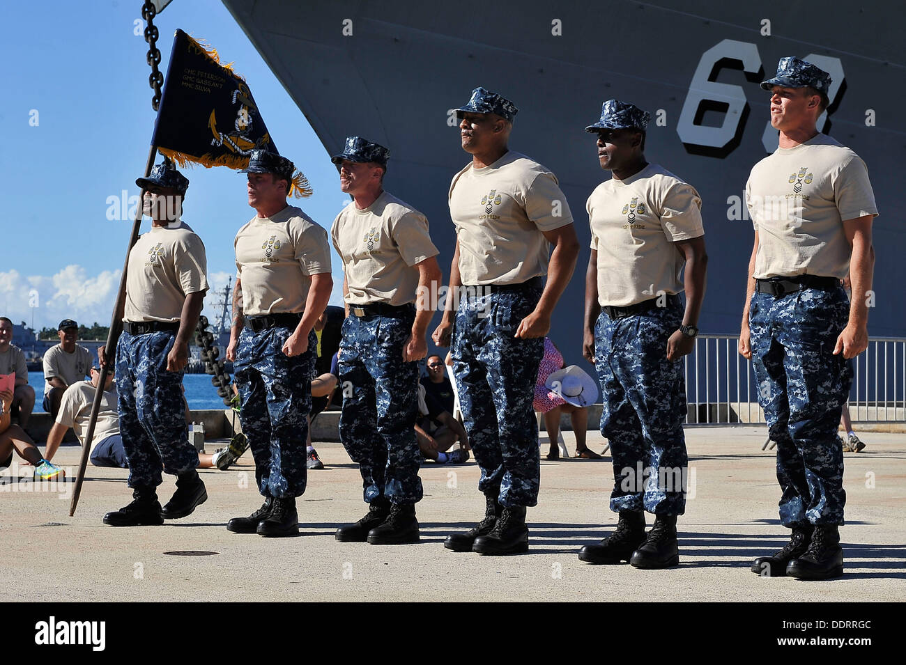 Chef de harem de plongée et de l'unité mobile de récupération, situé à Joint Base Harbor-Hickam Pearl, participer à la toute première Premier Maître (CPO) La Journée de la fierté Hawaii et de Cadence de marche, la concurrence sur le cuirassé Missouri Memorial situé sur Fo Banque D'Images