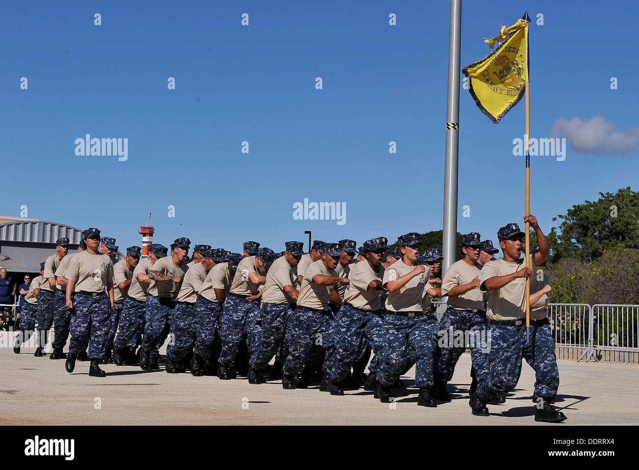 Chef de harem à partir de plusieurs commandes autour de la région de la marine participent à Hawaii le premier Premier Maître (CPO) La Journée de la fierté Hawaii et de Cadence de marche, la concurrence sur le cuirassé Missouri Memorial situé sur l'Île Ford, Joint Base Pearl Harbor-H Banque D'Images