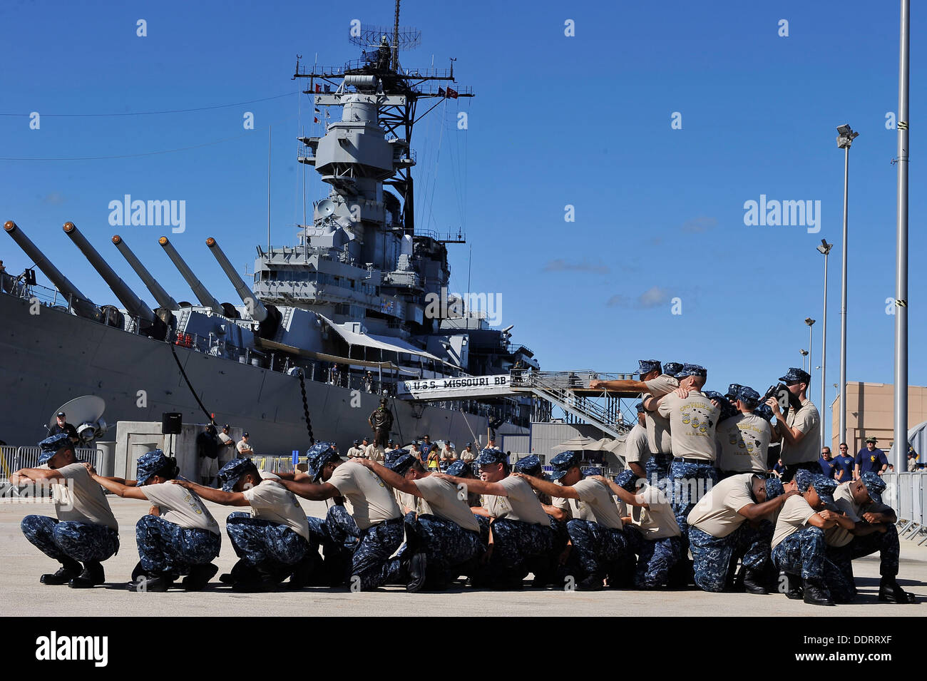 Chef de harem à partir de plusieurs commandes autour de la région de la marine participent à Hawaii le premier Premier Maître (CPO) La Journée de la fierté Hawaii et de Cadence de marche, la concurrence sur le cuirassé Missouri Memorial situé sur l'Île Ford, Joint Base Pearl Harbor-H Banque D'Images