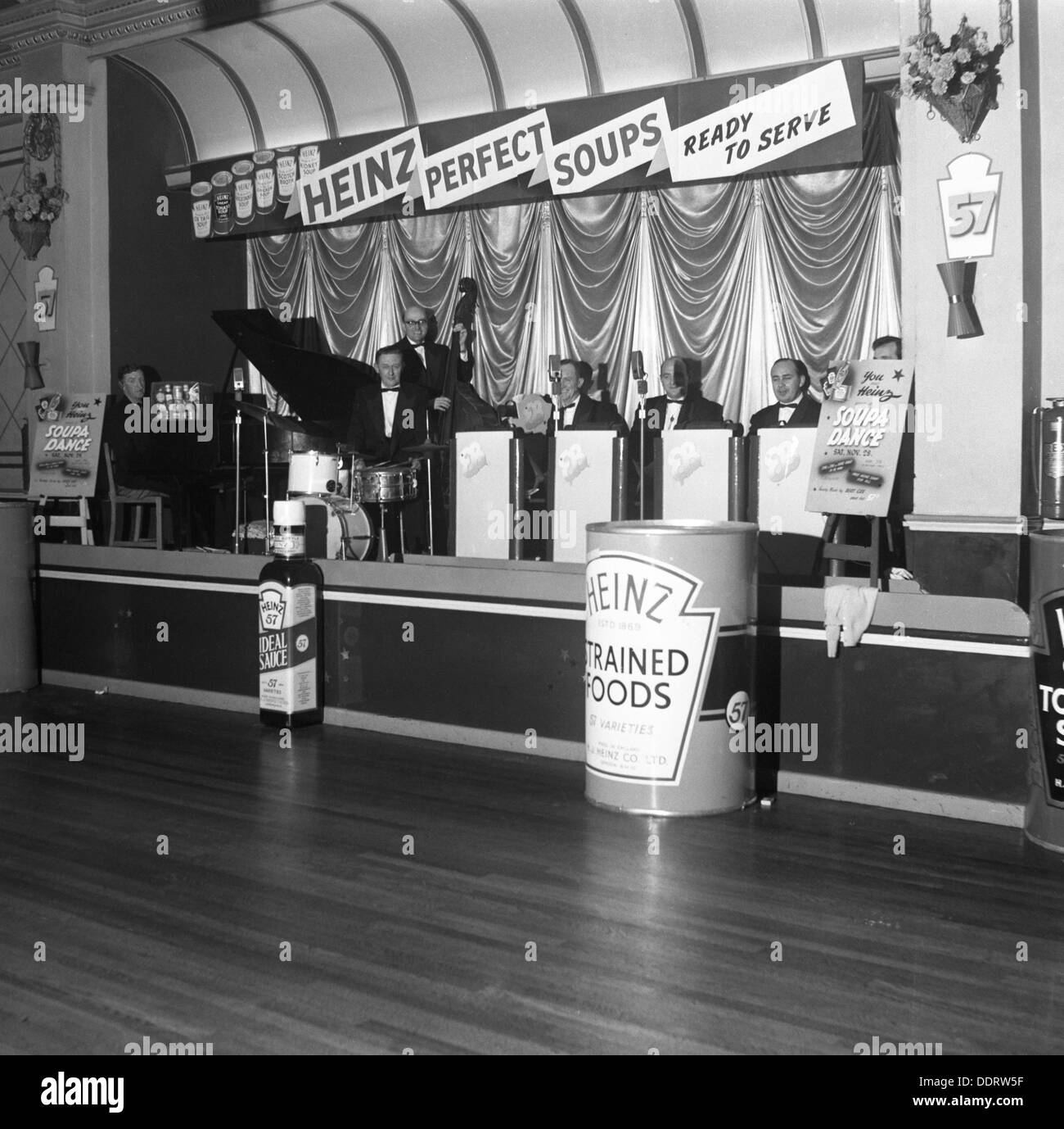 Danse Soupa, Heinz roadshow, Bawtry, South Yorkshire, 1964. Artiste : Michael Walters Banque D'Images