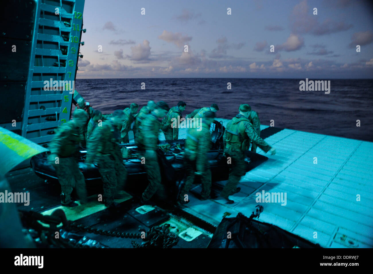 Océan Pacifique (août 30, 2013) Les Marines du 13e Marine Expeditionary Unit (13e MEU) déplacer une lutte contre le maraudage en caoutchouc en position d'artisanat où ils se préparent à s'écarter de la porte arrière du navire d'assaut amphibie USS Boxer (DG 4). Boxer est en ce moment un Banque D'Images