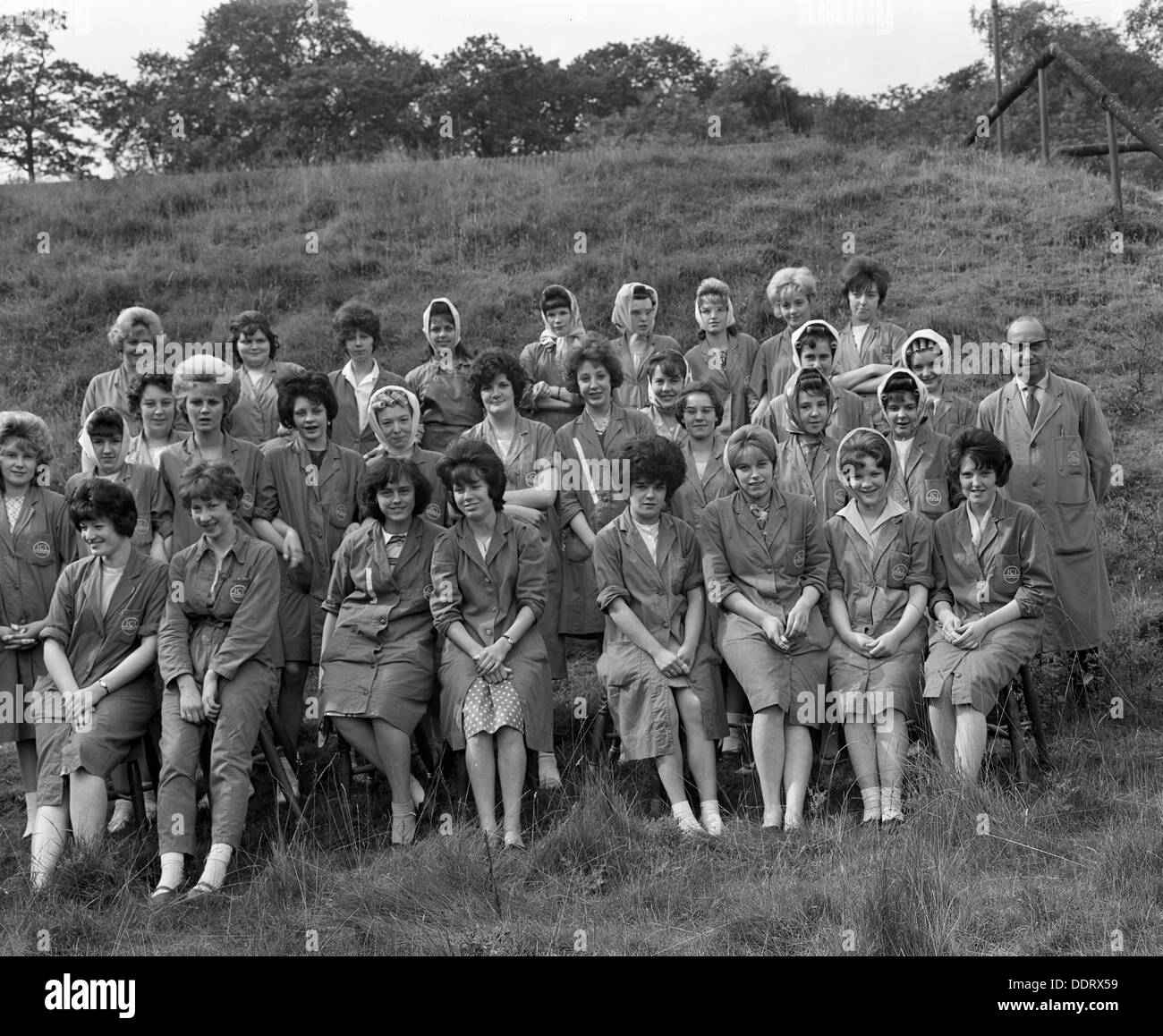 Les femmes de l'ICI en poudre travaille dans une photo de groupe, le Yorkshire du Sud, 1962. Artiste : Michael Walters Banque D'Images