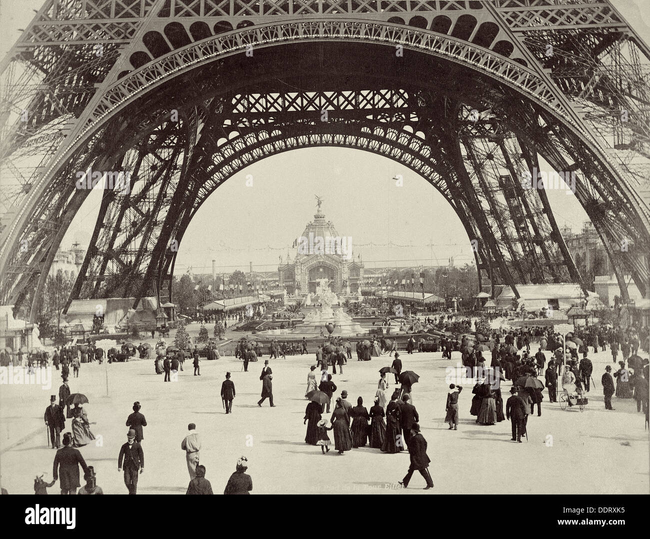 Sous la Tour Eiffel, Paris, 1889. Artiste : Inconnu Banque D'Images