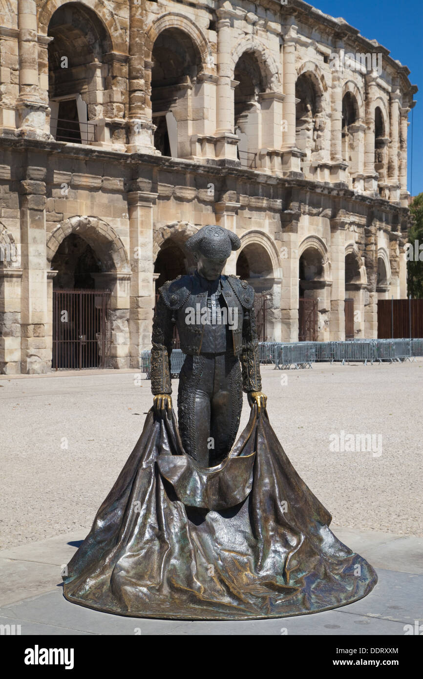 Le torero Nimeno statue à l'extérieur de l'arène romaine de Nîmes, France. Banque D'Images