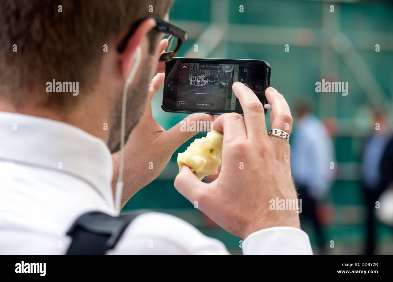 Man taking photo avec l'Iphone d'Apple de l'alimentation de l'appareil photo Banque D'Images