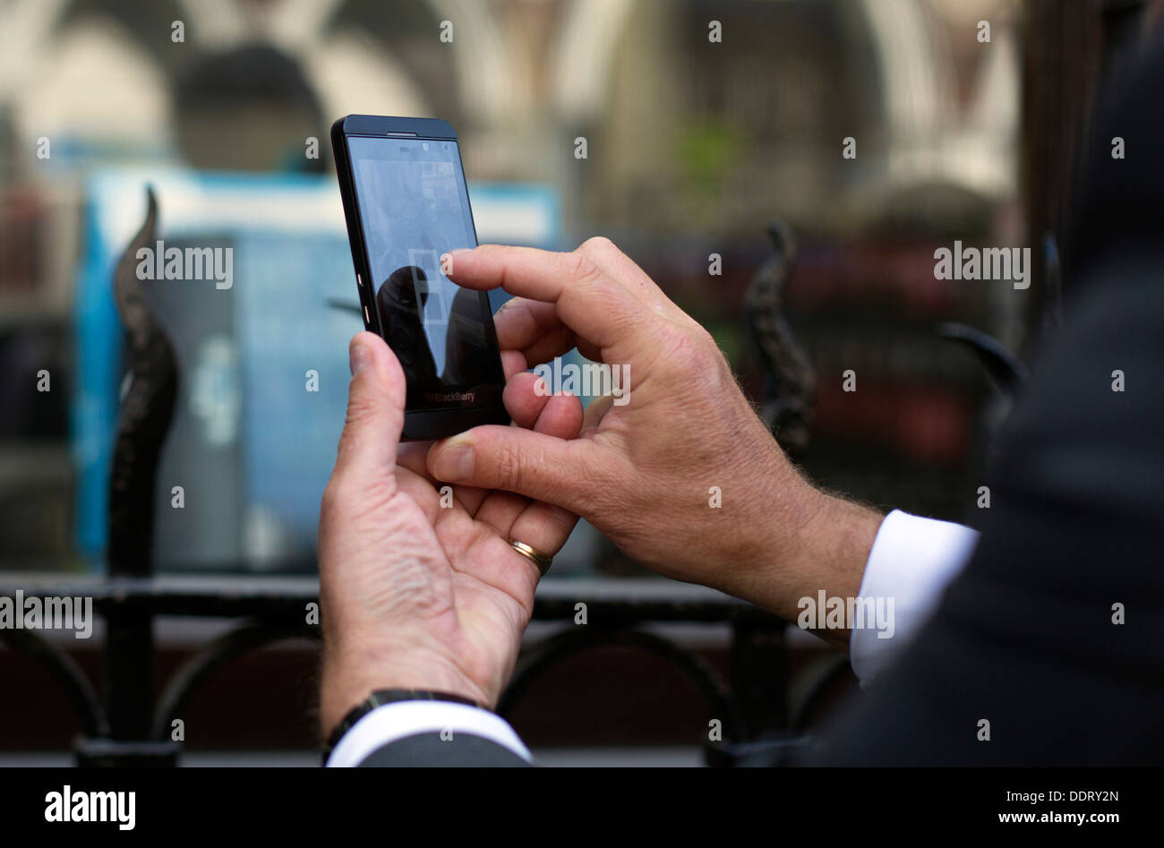 Man taking photo avec l'appareil photo de l'Iphone Banque D'Images