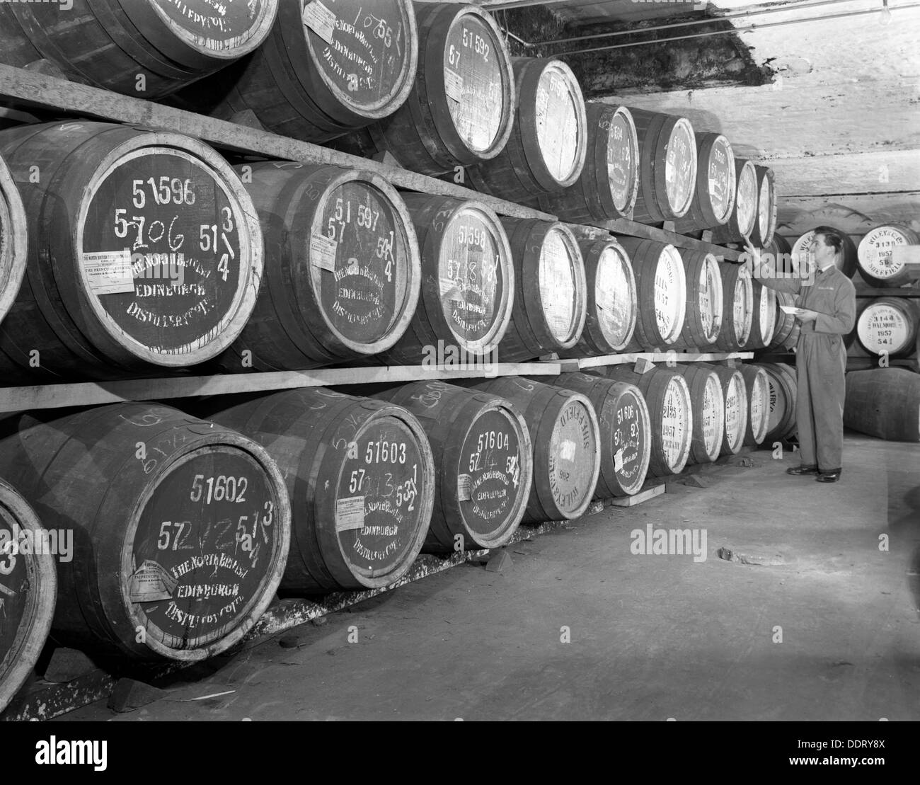 Mélange de whisky à Wiley & Co, un entrepôt de stockage de Sheffield, South Yorkshire, 1960. Artiste : Michael Walters Banque D'Images